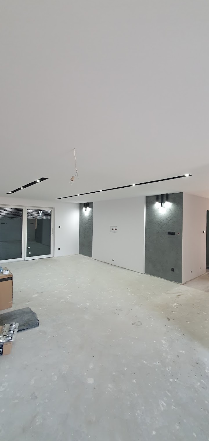 Wykończenie wnętrza salonu z sufitem podwieszanym